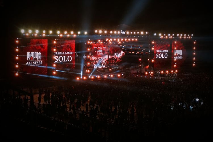 Konser Dewa 19 bertajuk Dewa 19 Featuring All Stars Stadium Tour 2023, di Stadion Manahan Solo, pada Sabtu (29/7/2023).