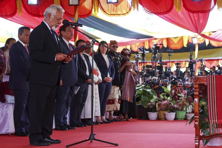 Perdana Menteri baru Timor Leste Xanana Gusmao (kiri) mengambil sumpah saat pelantikannya di istana kepresidenan di Dili pada 1 Juli 2023. 