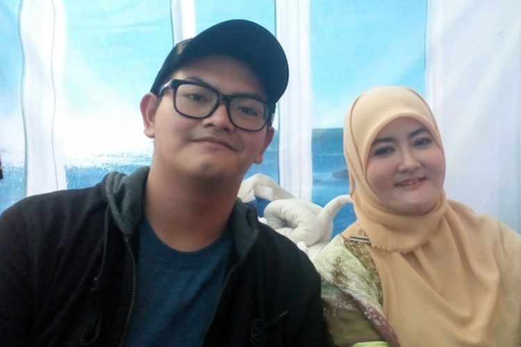 Maha Diffa Candra, putra Diky Candra, bersama ibunya, Rani Permata, ditemui menjelang Diffa manggung di Garut, Jawa Barat, Kamis (27/9/2018) sore.