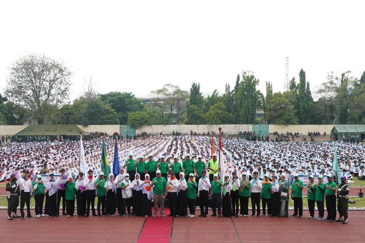 Sebanyak 65?ri total 5.117 mahasiswa baru mengikuti pembukaan pengenalan kehidupan kampus bagi mahasiswa baru Universitas Negeri Jakarta (PKKMB UNJ) 2022, di Stadium Atletik Rawamangun, 22/8/2022 .
