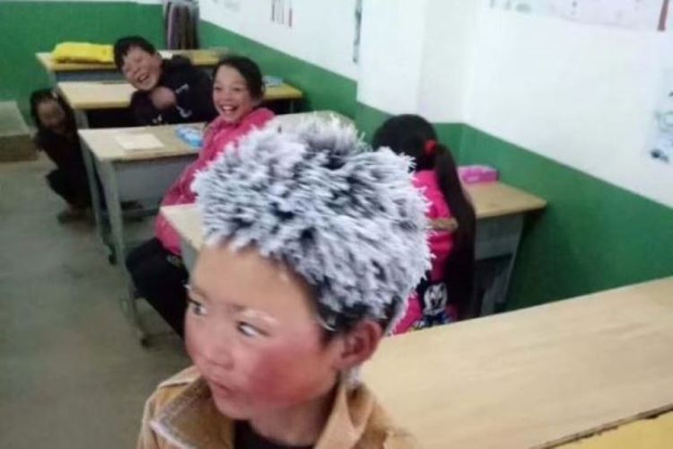 Foto yang memperlihatkan Wang Fuman datang dalam keadaan setengah beku untuk mengikuti ujian akhir sekolah di Shaoton, Provinsi Yunnan, China (10/1/2018).