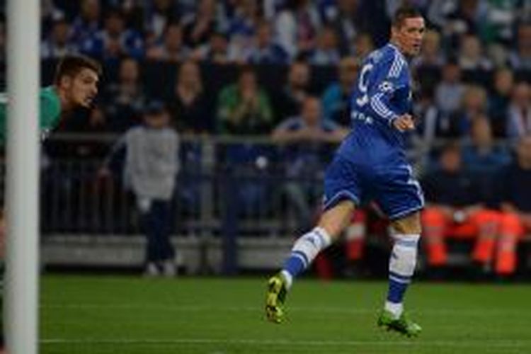 Ekspresi penyerang Chelsea Fernando Torres setelah membobol gawang Schalke, pada pertandingan Liga Champions, di Veltins Arena, Selasa (22/10/2013).