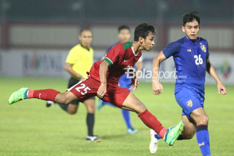 Penyerang timnas U-23 Indonesia, Osvaldo Haay, beraksi dalam laga persahabatan melawan Thailand U-23 di Stadion PTIK, Kamis (31/5/2018).
