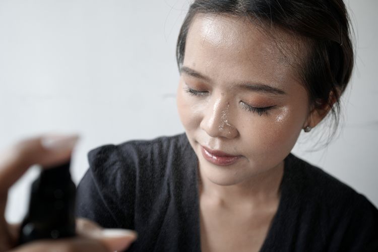 Kunci seluruh riasan dengan menyemprotkan setting spray ke seluruh permukaan wajah.