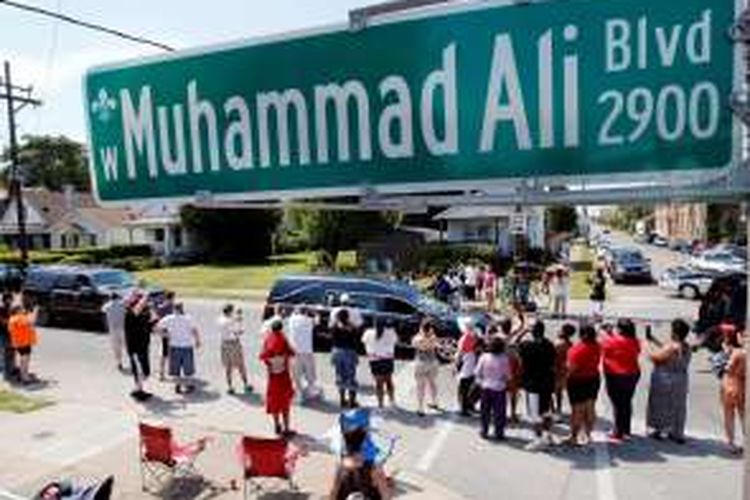 Kerumunan warga di Muhammad Ali Boulevard menyaksikan iring-iringan mobil jenazah Muhammad Ali menuju Cave Hill di Kota Louisville, Kentucky, Jumat (10/6/2016).  