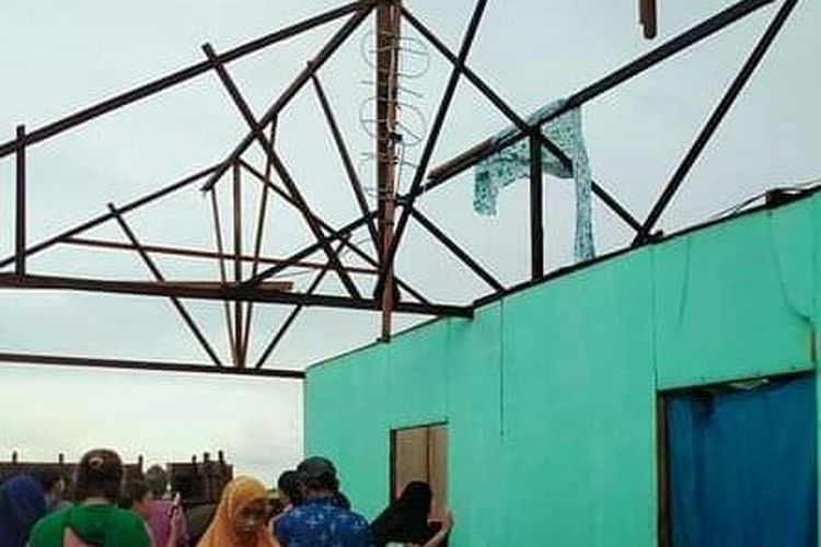 Salah satu rumah warga di Desa Sungai Bangkal, Kecamatan Sungai Tabuk Kabupaten Banjar, Kalsel yang rusak parah di terjang puting beliung pada, Kamis (3/12/2020) sore.
