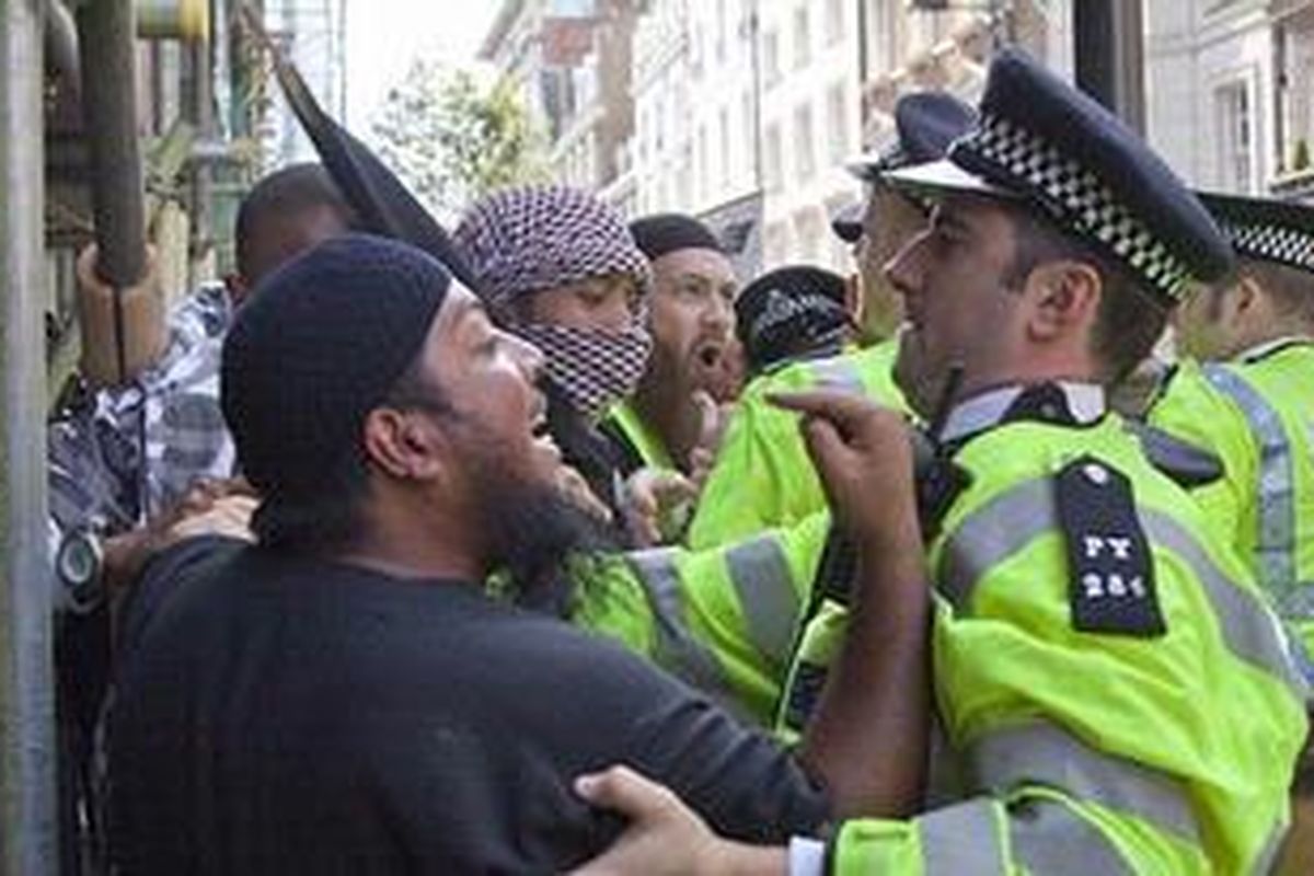 Adu mulut pendukung Osama bin Laden dengan polisi di depan kantor Kedutaan Besar Amerika Serikat di London, Inggris, Jumat (6/5/2011).