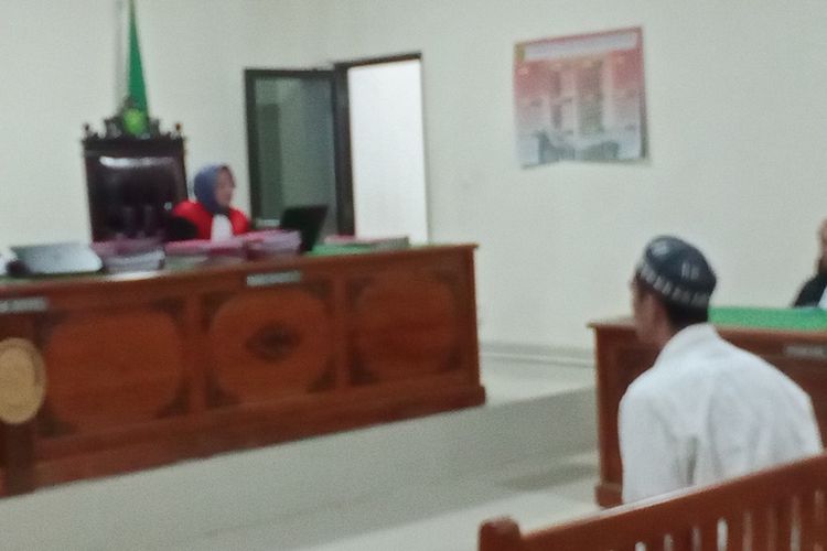 Jibril duduk sebagai terdakwa di pengadilan negeri (PN) Sungguminasa, Kabupaten Gowa, Sulawesi Selatan atas kasus Pembunuhan terhadap kekasihnya sendiri. Selasa, (29/7/2025).