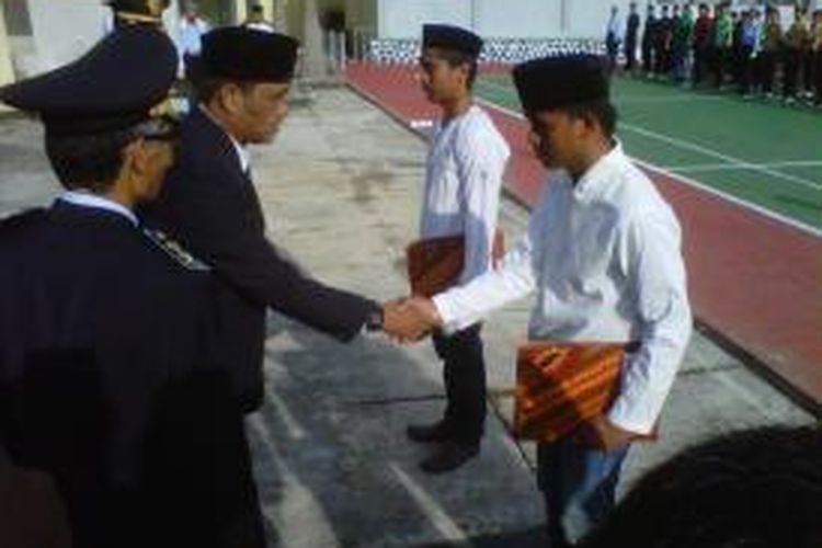 Bupati Garut Agus Hamdani menyalami salah satu Napi penerima Remisi Kemerdekaan di Lapas Garut, Sabtu, (17/8/2013) pagi.