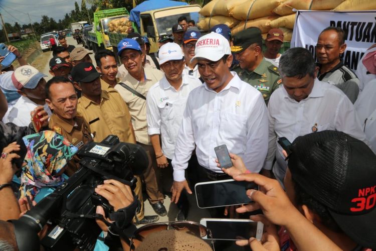 Menteri Pertanian Andi Amran Sulaiman memberi bantuan pertanian bagi petani korban banjir di tiga kabupaten di Sulawesi Selatan, Senin (9/7/2018).