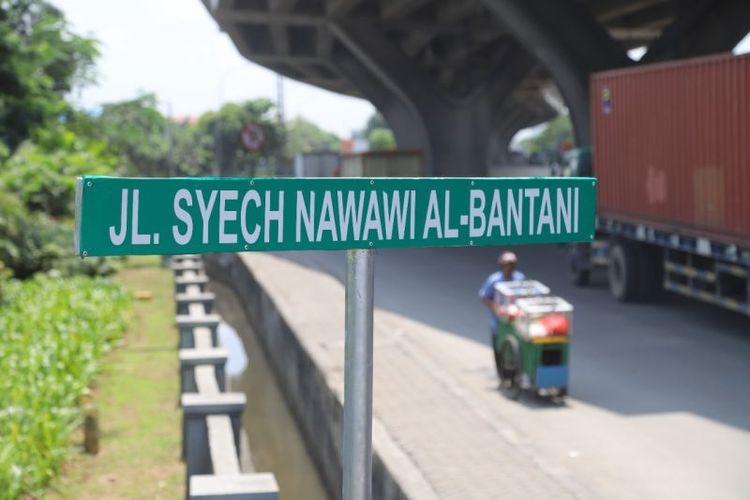 Plang nama Jalan Syech Nawawi Al-Bantani yang diresmikan Wakil Presiden RI Ma'ruf Amin kini terpasang di tiga titik untuk menggantikan nama jalan raya di Cilincing, Jakarta Utara sepanjang 5,9 kilometer yang semula bernama Jalan Cakung-Cilincing Raya pada Selasa (8/2/2022).