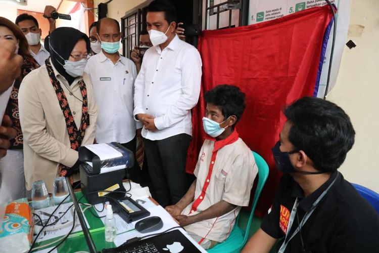 Mensos Tri Rismaharini didampingi oleh Dirjen Adminduk Zudan Kemendagri, pemda, serta LSM/NGO Warsi meninjau langsung lokasi KAT SAD di Provinsi Jambi, Kamis (11/3/2021).
