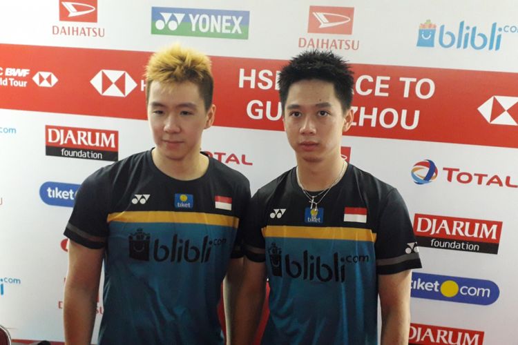 Pasangan ganda putra Indonesia, Marcus Gideon dan Kevin Sanjaya, menghadiri konferensi pers usai laga babak pertama Indonesia Masters 2019 di Istora, Senayan, Jakarta, Rabu (23/1/2019).