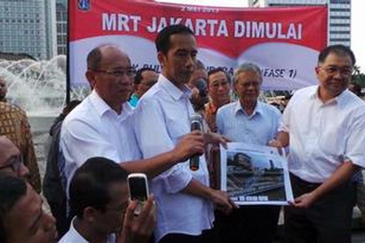 Gubernur DKI Jakarta Joko Widodo saat meluncurkan pembangunan MRT di Bundaran Hotel Indonesia, Jakarta, Kamis (2/5/2013).