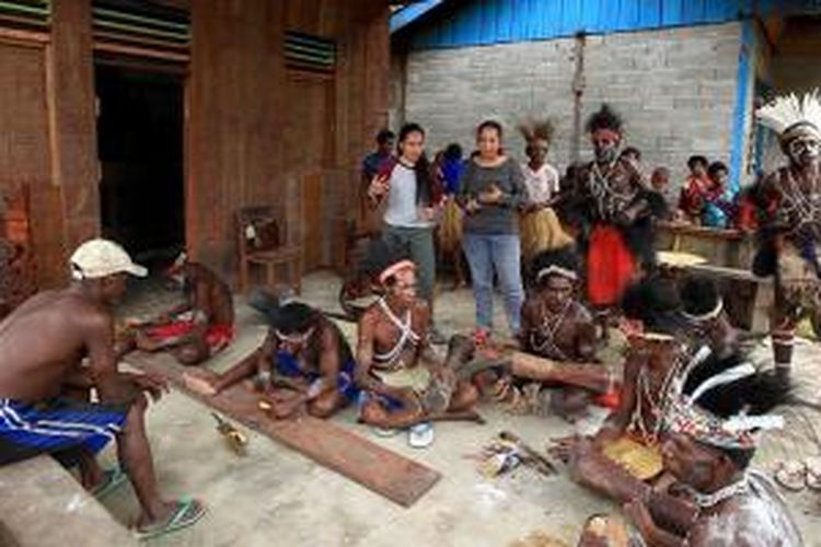 Kesenian ukir dan musik Tifa Suku Komoro di Timika, Papua.