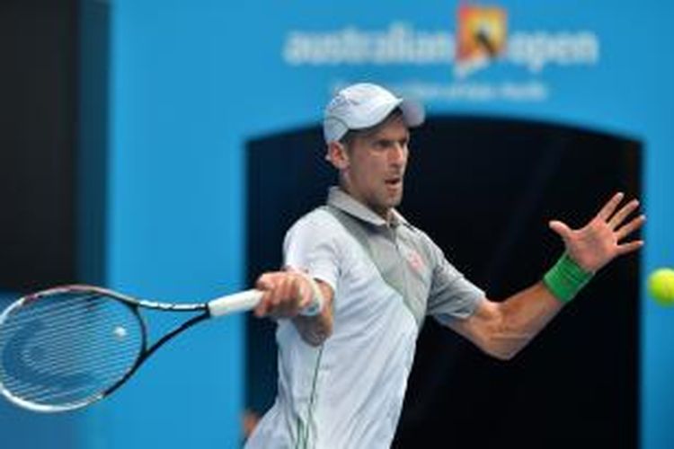 Petenis Serbia, Novak Djokovic melakukan pengembalian ke arah petenis Argentina, Leonardo Mayer pada babak kedua Australian Open di Rod Laver Arena, Melbourne Park, Rabu (15/01/2014).