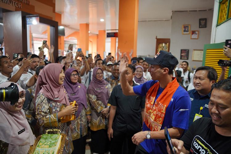 Toprak Razgatlioglu melakukan kunjungan ke SMK Negeri 39 Jakarta yang berlokasi di Cempaka Putih, Jakarta Pusat