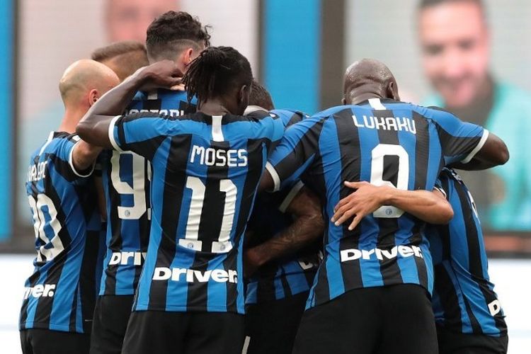 Para pemain Inter Milan merayakan gol Cristiano Biraghi ke gawang Sassuolo pada lanjutan pekan ke-27 Liga Italia yang digelar di Stadion Giuseppe Meazza, Kamis (25/6/2020) dini hari WIB.