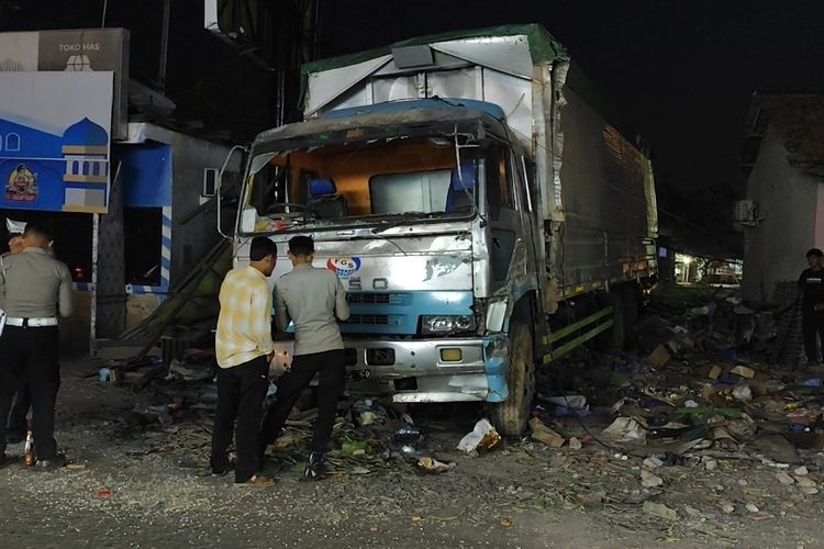 Detik-Detik Truk Fuso Seruduk Warung di Pantura Cirebon, Satu Orang Tewas