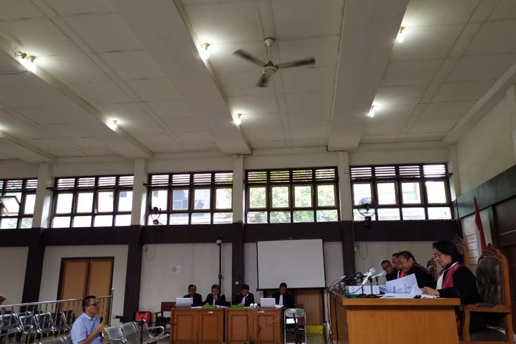 Robi Okta Fahlevi terdakwa kasus suap Bupati Muara Enim Ahmad Yani saat memberikan keterangan di Pengadilan Negeri Kelas 1A Palembang, Selasa (10/13/2019).