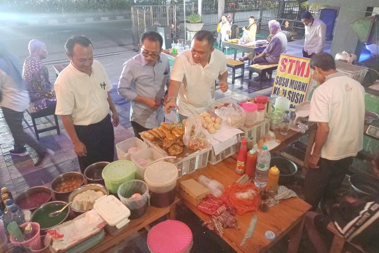 Wakil Ketua DPRD Kota Surabaya AH Thony saat mengunjungi kegiatan Seneng Njajan Nang Pasar Surya (Senja Surya) di salah satu pasar di Kota Surabaya, Jawa Timur. 