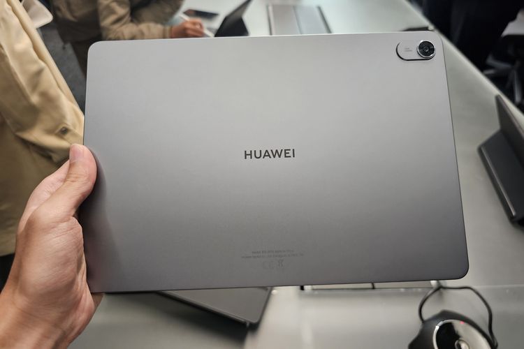Huawei MatePad 11.5 PaperMatte Edition menggunakan bahan metal sehingga kokoh. Bagian punggung ini tidak meninggalkan bekas sidik jari ketika kami pegang.