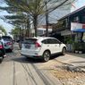 Mobil Parkir di Trotoar-Bahu Jalan Muara Karang Jakut, Bikin Macet dan Pejalan Kaki Susah Lewat