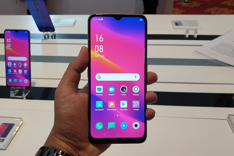 Oppo A5 2020 dalam genggaman.