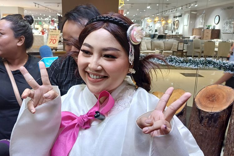 Mpok Alpa di daerah Jakarta Barat, Sabtu (30/11/2024). Presenter dan komedian Mpok Alpa meninggal dunia pada 15 Agustus 2025 setelah tiga tahun mengidap kanker yang ia sembunyikan.