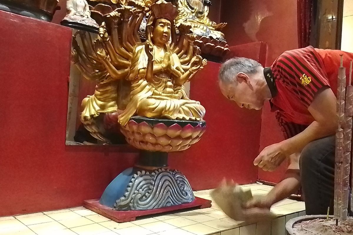 Umat Konghucu dan etnis Tionghoa sedang membersihkan patung dewa dan Budha di Vihara Dharma Ramsi di Aisah, Kecamatan Astanaanyar, Kota Bandung, Jawa Barat menjelang Tahun Baru Imlek 2576 Kongzili, Jumat (24/1/2025).