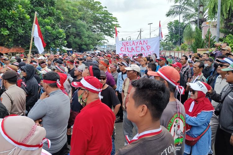 Nelayan menggelar demonstrasi menolak pemberlakukan PP Nomor 85 Tahun 2021 di Cilacap, Jawa Tengah, Kamis (19/1/2023)