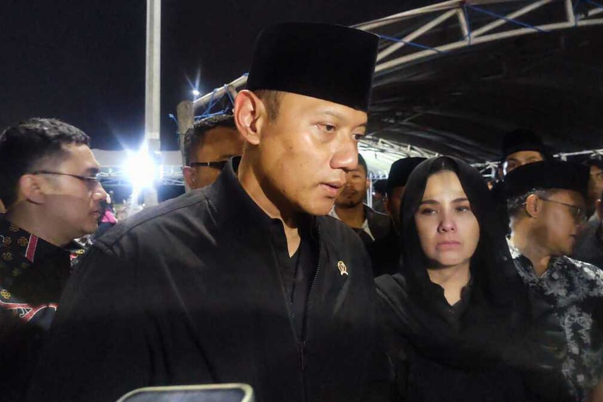 Ketum Partai Demokrat AHY hadir di pemakaman Renville Antonio di Surabaya, Jumat (14/2/2025) malam.