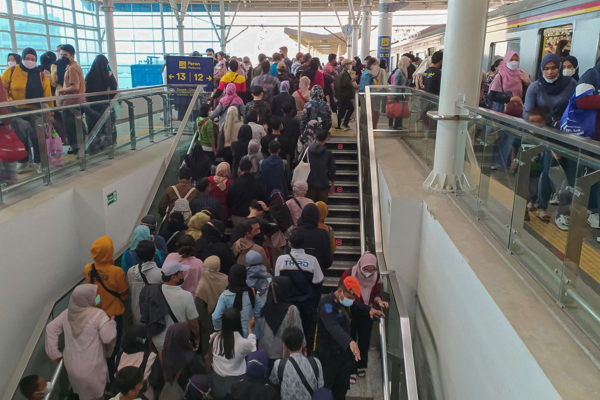 Penumpang KRL Commuterline berpindah tujuan kereta di stasiun transit Manggarai, Jakarta, Minggu (29/5/2022). Hari kedua memberlakukan aturan switch over sejak Sabtu (28/5/2022) berimbas antrean dan kepadatan penumpang di Stasiun Manggarai.