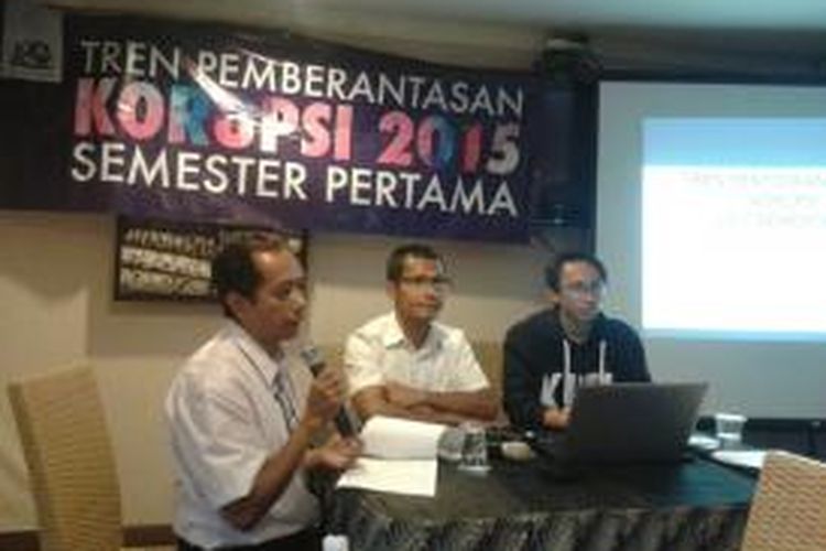Peneliti Indonesia Corruption Watch memaparkan hasil temuan terkait menurunnya kinerja penyidikan kasus korupsi, Jakarta, Senin (14/9/2015).