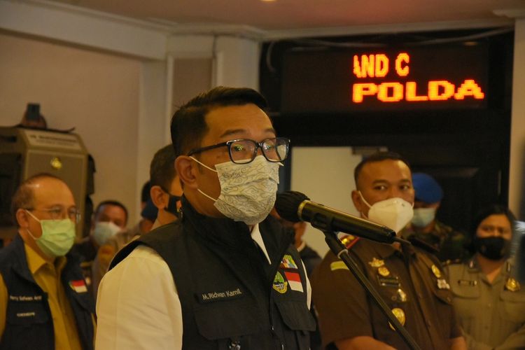 Gubernur Jawa Barat Ridwan Kamil tengah menjelaskan soal perkembangan kasus covid di Jawa barat di Mapolda Jabar, Senin (22/2/2021).