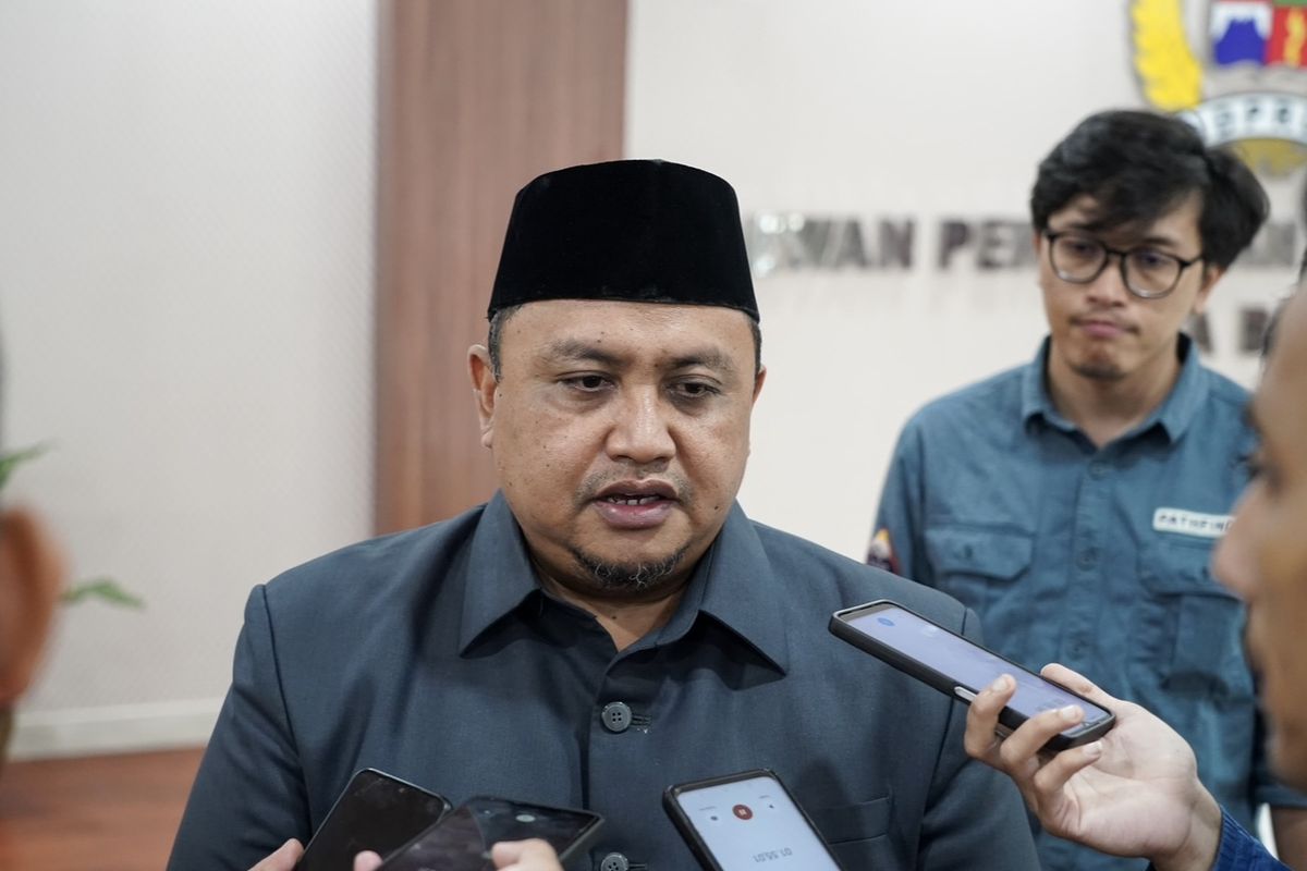 Ketua DPRD Kota Bogor, Atang Trisnanto mendorong pemerintah setempat untuk memberikan bantuan bagi warga Kota Bogor yang terdampak bencana.