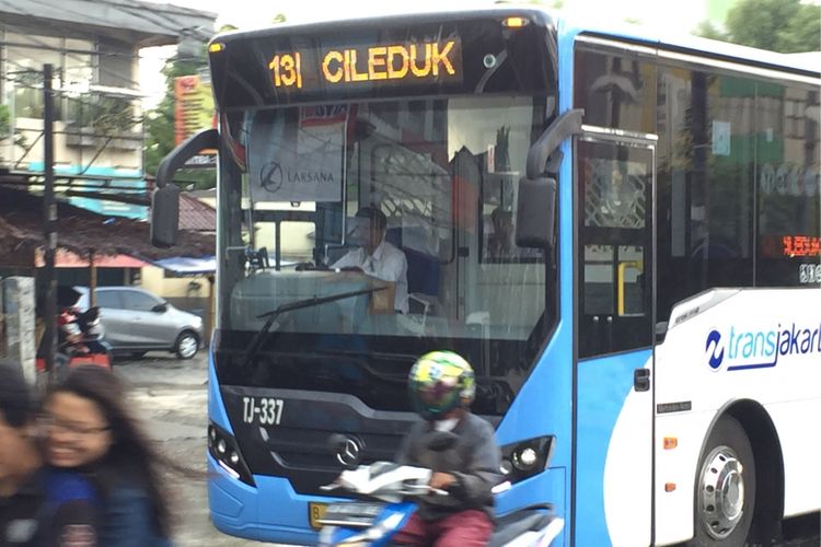 Bus transjakarta rute Ciledug-Tegal Parang melintas di Jalan HOS Cokroaminoto, Ciledug, Kota Tangerang, Senin (3/7/2017) siang. Armada bus transjakarta yang melintasi Ciledug dan jalan layang ke Tegal Parang dan Mampang Prapatan masih menjalani uji coba sebelum dioperasikan pada 17 Agustus 2017 mendatang.