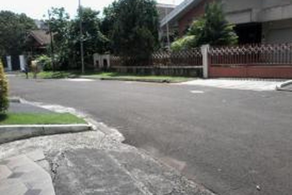 Seorang murid TK Jakarta International School saat pulang sekolah, Senin (21/4/2014).