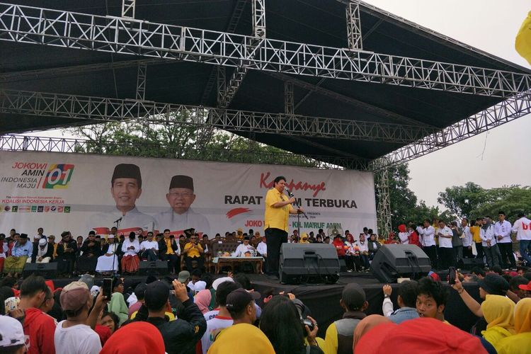 Ketua Umum Partai Golkar Airlangga Hartarto menemani cawapres nomor urut 01 Maruf Amin di Lapangan Ciampea, Kabupaten Bogor, Jumat (5/4/2019). 