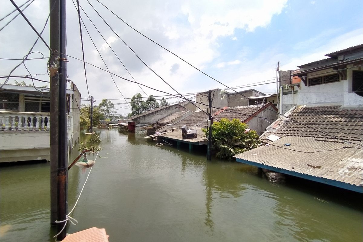 Banjir hingga setinggi 3 meter yang masih merendam wilayah rukun warga (RW) 008, Kelurahan Periuk, Kecamatan Periuk, Kota Tangerang, Banten sejak Sabtu (20/2/2021) hingga Selasa (23/2/2021) siang. 