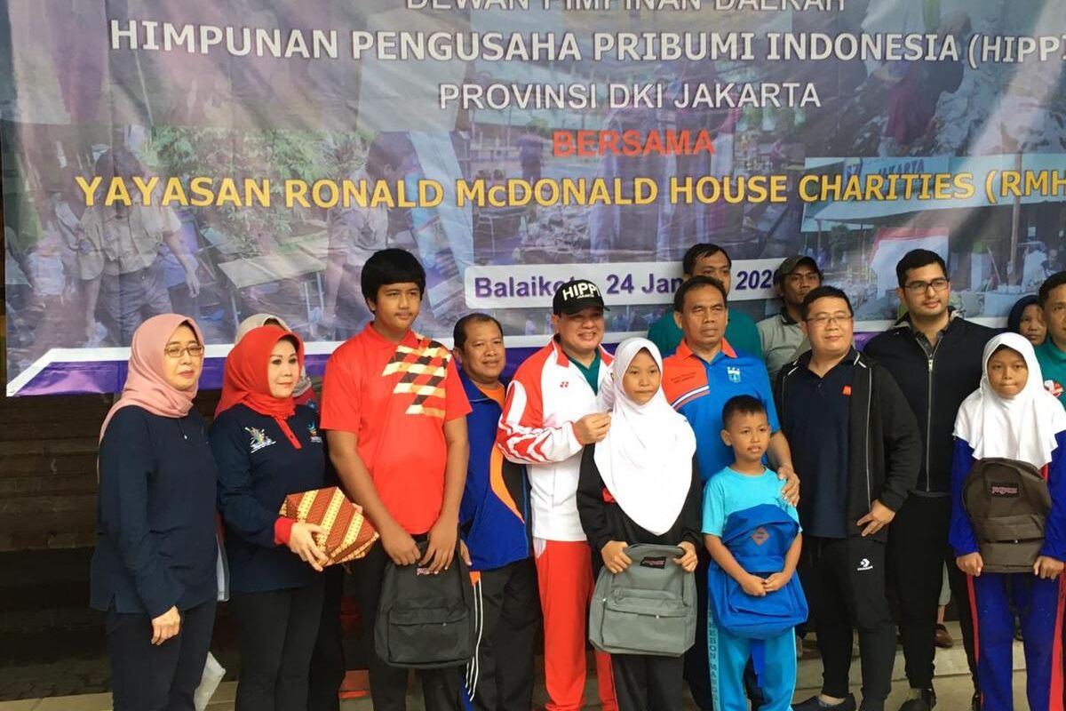 Sekretaris Daerah DKI Jakarta Saefullah bersama Himpunan Pengusaha Pribumi Indonesia (HIPPI) DKI Jakarta dan PT. Rekso Group melalui Yayasan Ronald McDonald House Charities (RMHC), memberikan bantuan kepada korban banjir, Jumat (24/1/2020)