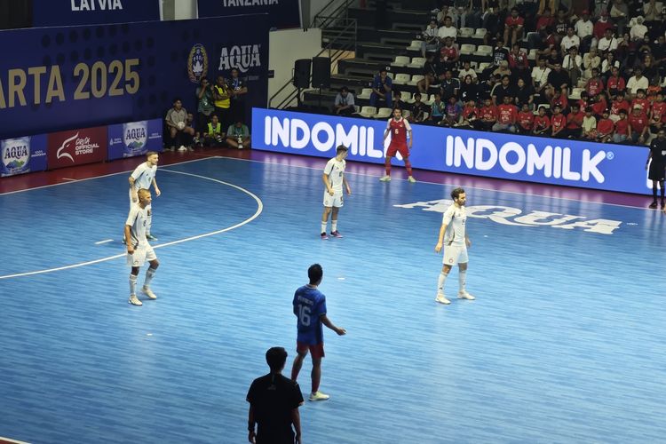 Suasana laga Timnas futsal Indonesia vs Latvia  dalam ajang Four Nations Cup 2025 di GBK Basketball, Minggu (21/9/2025). 