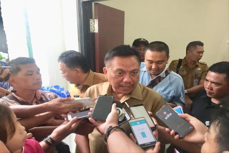 Gubernur Sulut Olly Dondokambey saat diwawancara wartawan sesuai rapat paripurna di Kantor DPRD Sulut, Selasa (2/7/2019) pukul 13.21 Wita