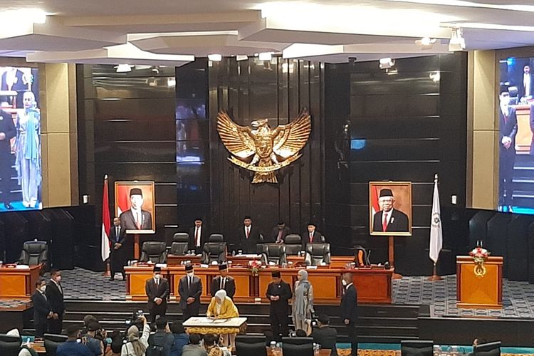 Para Pimpinan DPRD DKI Jakarta Sedang Menandatangani Berita Acara Pelaksanaan Rapat Paripurna Usulan Pemberhentian Gubernur DKI Jakarta Anies Baswedan dan Wakil Gubernur DKI Jakarta Ahmad Riza Patria di Gedung DPRD DKI Jakarta, Selasa (13/9/2022)