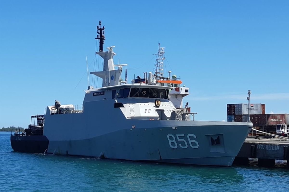 TNI AL siagakan KRI Kurau amankan laut Bengkulu pascabentrok nelayan trawl dengan nelayan tradisional. 