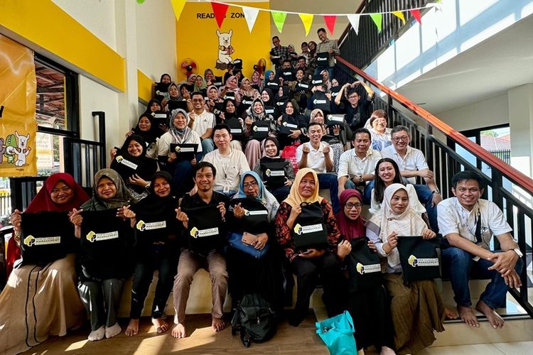 KB Bank dan PPM School of Management menggelar program edukasi keuangan bertema Community Development, Meningkatkan Literasi Keuangan dan Pemberdayaan UMKM di Perpustakaan Multikultural, Desa Muktiwari, Kabupaten Bekasi, Jawa Barat, Sabtu (7/9/2024).