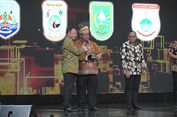 Mampu Kendalikan Inflasi, Pj Gubernur Papua Barat Terima Piala Apresiasi di HUT Ke-13 KompasTV