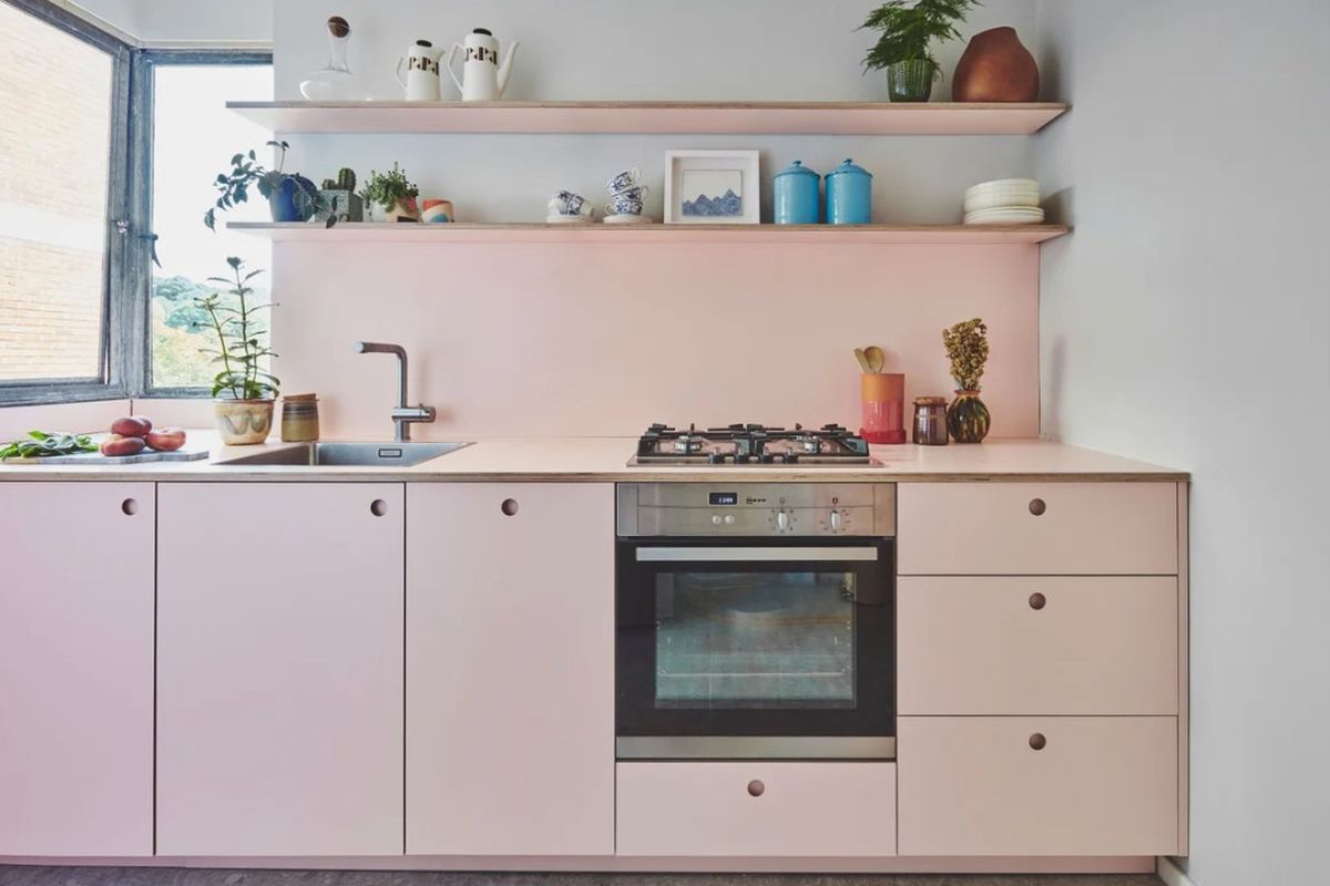Warna-warna terang untuk perabotan dapur dan dinding bisa memberi kesan ruangan yang lebih luas.