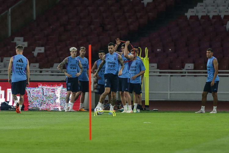 Pemain timnas Argentina melakukan sesi latihan di Stadion Utama Gelora Bung Karno, Jakarta, Minggu (18/6/2023). Timnas Indonesia bakal menjalani pertandingan melawan Argentina dalam FIFA Matchday edisi Juni 2023, Senin (19/6/2023).