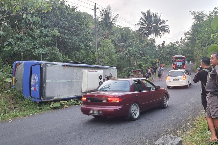 Bus Pariwisata terguling di Jalan Baron Km 18, Kemadang, Tanjungsari, Gunungkidul. Minggu (4/6/2023)